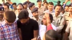 印度强奸犯被捕游街 数名女性轮流扇耳光 (组图