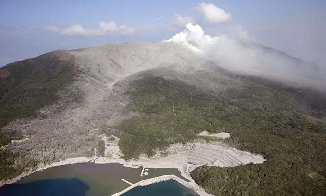 日本火山“突然”喷发！形成2000米高烟雾，岩浆流淌1000米