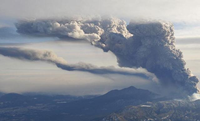 日本火山“突然”喷发！形成2000米高烟雾，岩浆流淌1000米