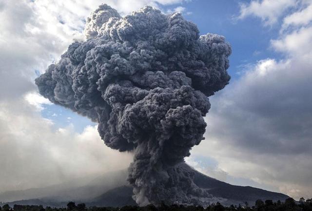 日本火山“突然”喷发！形成2000米高烟雾，岩浆流淌1000米