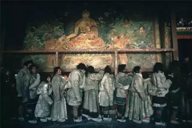 日本摄影师用20万张底片,记录了80年代中国最有情味的瞬间