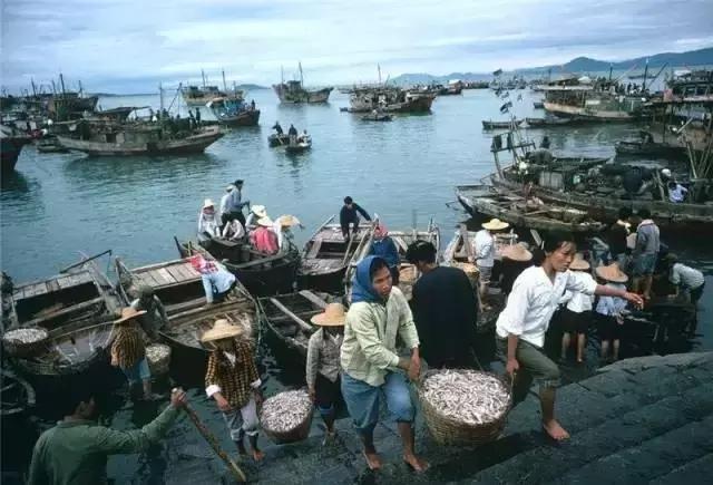 日本摄影师用20万张底片,记录了80年代中国最有情味的瞬间