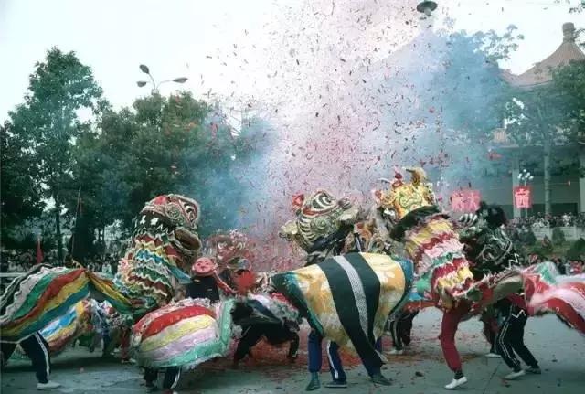 日本摄影师用20万张底片,记录了80年代中国最有情味的瞬间