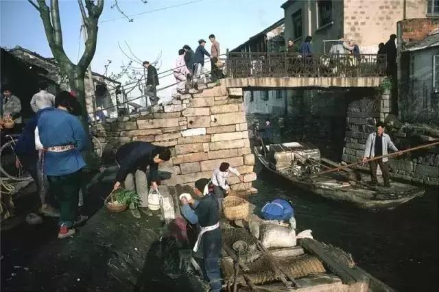 日本摄影师用20万张底片,记录了80年代中国最有情味的瞬间