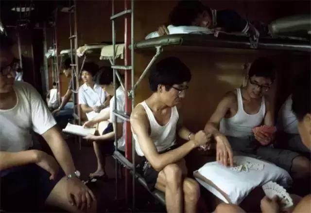 日本摄影师用20万张底片,记录了80年代中国最有情味的瞬间