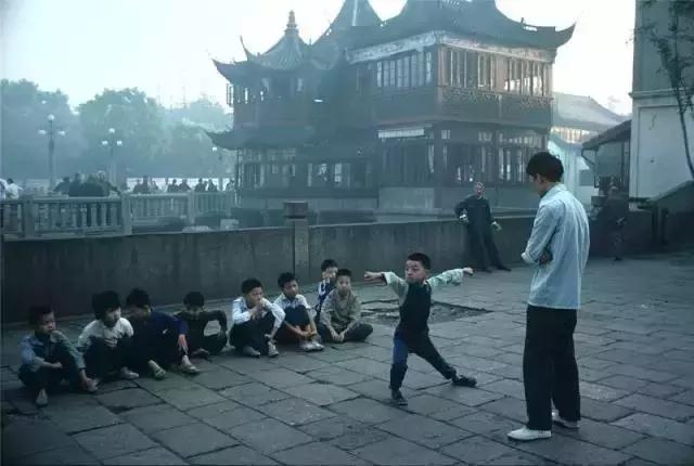 日本摄影师用20万张底片,记录了80年代中国最有情味的瞬间