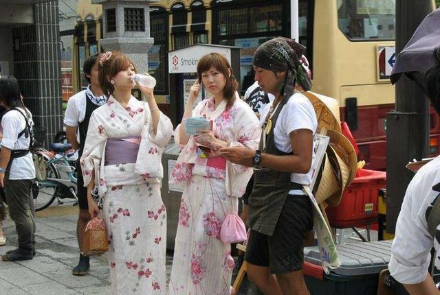日本女孩子真的那么“听话”吗?网友:有钱真好!