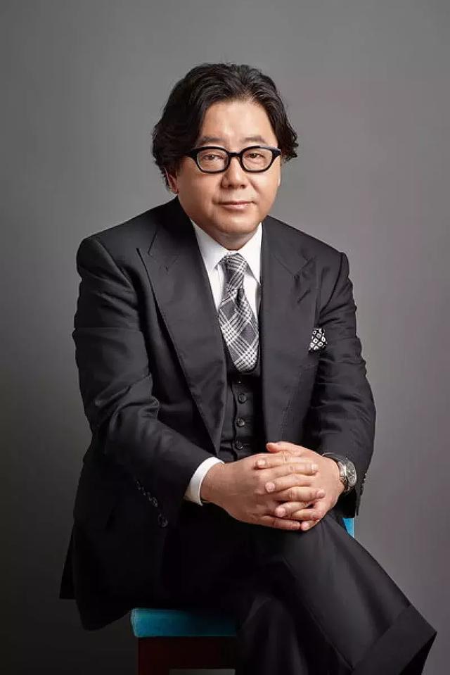 创造了日本国民女团,但如今秋元康放弃了AKB48?