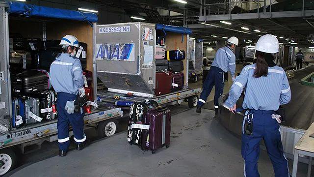 成田机场员工搬行李的视频火了！和很多发达国家相比，日本更可怕