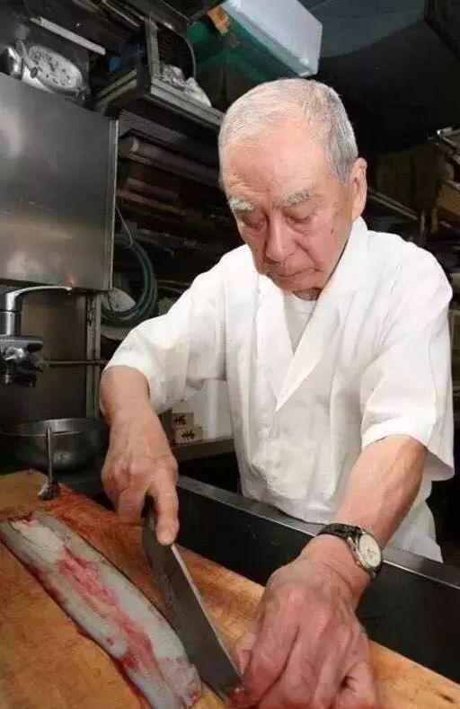33岁就拿下米其林二星，喜欢搞怪的他是被世界认可的日本第一厨师