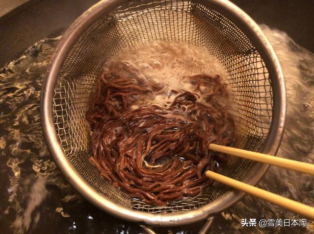 日本大叔把拉面做成米其林,抹茶味惹人爱,贝克汉姆都称赞连连