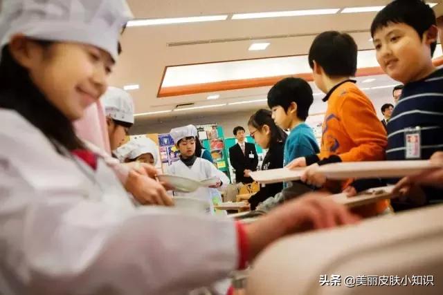 日本小学10元钱的午餐,竟引来1300余万人观看,让人深思...