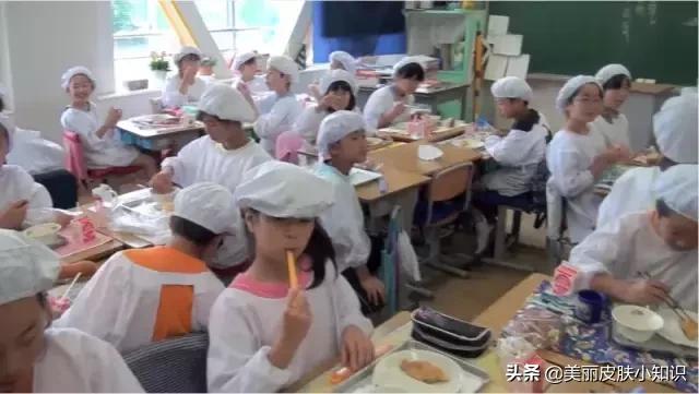 日本小学10元钱的午餐,竟引来1300余万人观看,让人深思...