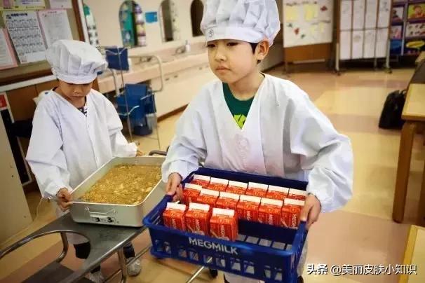 日本小学10元钱的午餐,竟引来1300余万人观看,让人深思...