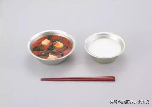 日本小学10元钱的午餐,竟引来1300余万人观看,让人深思...