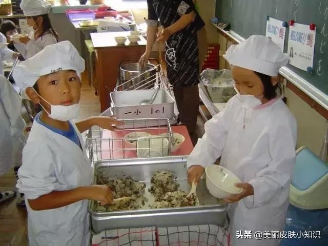 日本小学10元钱的午餐,竟引来1300余万人观看,让人深思...