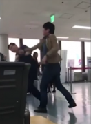 “我恨韩国！”日本官员酒后大闹韩国机场 (组图
