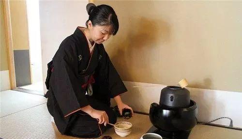 变态”的日本零售,用一整栋楼来卖茶