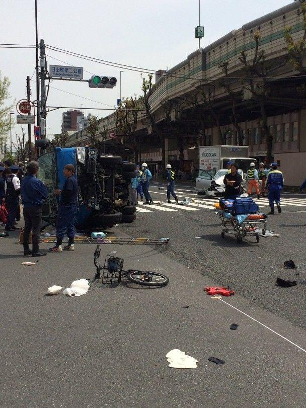 东京市中心发生严重汽车撞人事故，已致2死10伤