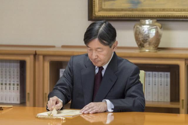 日本新天皇上班第一天办公画面曝光：“菊之间”的陈设让人惊讶……