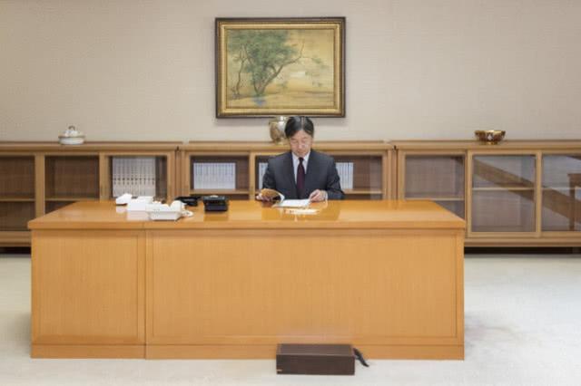日本新天皇上班第一天办公画面曝光：“菊之间”的陈设让人惊讶……