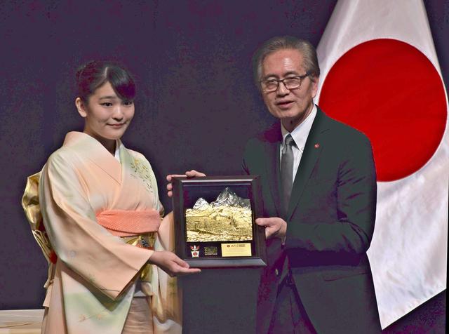 真子公主访问秘鲁 穿和服与日本第一代侨民老人交谈