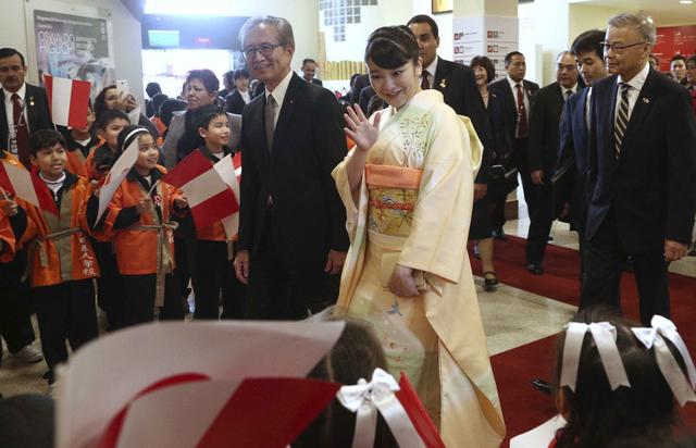 真子公主访问秘鲁 穿和服与日本第一代侨民老人交谈