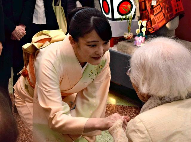 真子公主访问秘鲁 穿和服与日本第一代侨民老人交谈