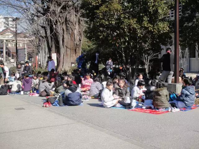 当在日华人开车撞到日本老太太后，他会面临什么...