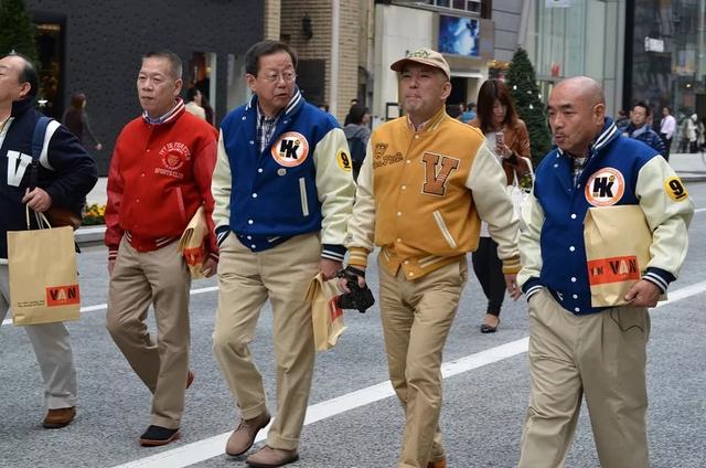 众人误以为日本时尚教父是山本耀司,却不知道真正的教父是他