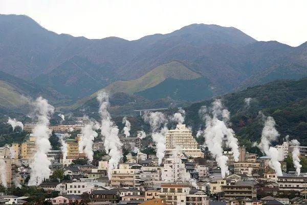 10月日本红叶季,最适合散步的十条温泉街