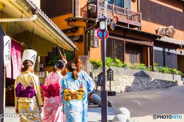 10月日本红叶季,最适合散步的十条温泉街