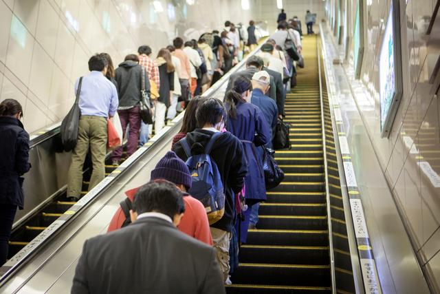 日本的自动扶梯文化:站在左边还是右边是个大问题