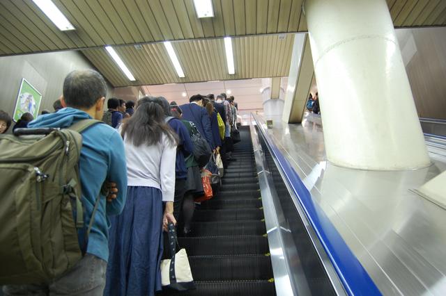日本的自动扶梯文化:站在左边还是右边是个大问题