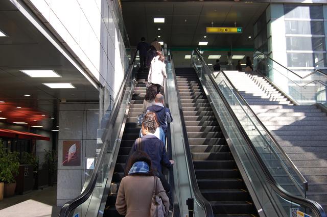 日本的自动扶梯文化:站在左边还是右边是个大问题