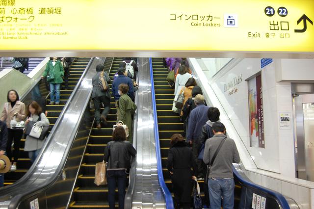日本的自动扶梯文化:站在左边还是右边是个大问题