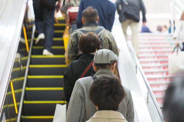 日本的自动扶梯文化:站在左边还是右边是个大问题
