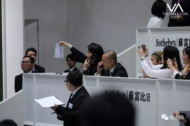 奈良美智成日本最贵艺术家 |《背后藏刀》HK$1.95亿天价成交