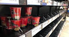台风天日本人的“倔强”：超市被抢空 只剩韩泡