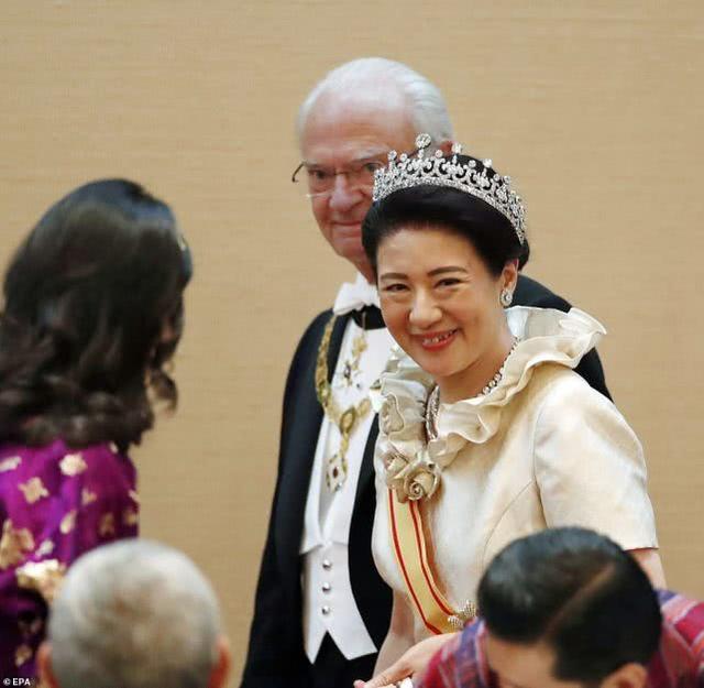 48岁荷兰王后惊艳日本天皇晚宴，宛若童话中人物，光泽金发很加分