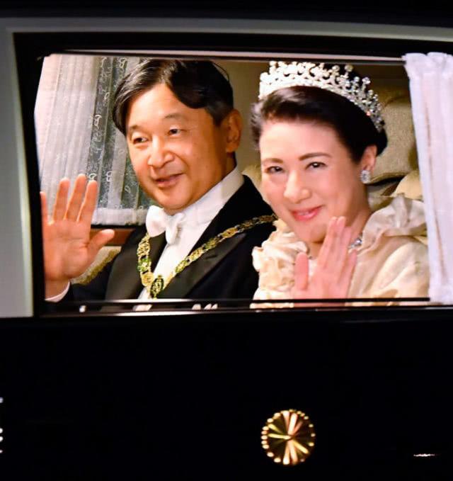 48岁荷兰王后惊艳日本天皇晚宴,宛若童话中人物,光泽金发很加分