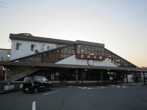 日本一电车开过站约900乘客受影响 司机:有点困,忘了刹车