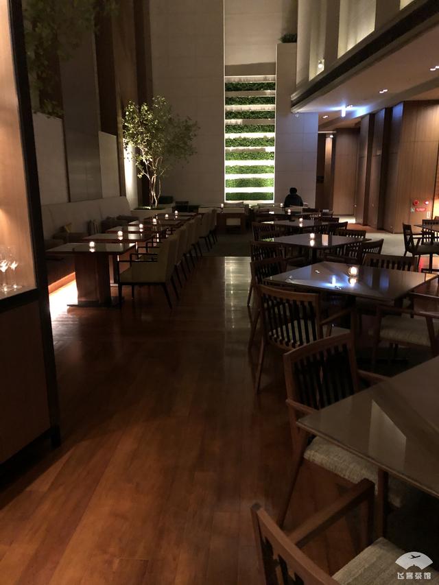 中国小伙入住日本最高的五星酒店,对比来看,这服务态度不得不服
