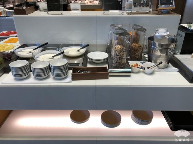 中国小伙入住日本最高的五星酒店,对比来看,这服务态度不得不服