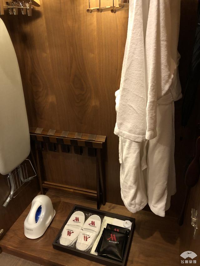 中国小伙入住日本最高的五星酒店,对比来看,这服务态度不得不服