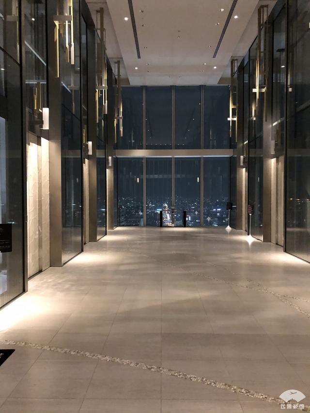 中国小伙入住日本最高的五星酒店,对比来看,这服务态度不得不服