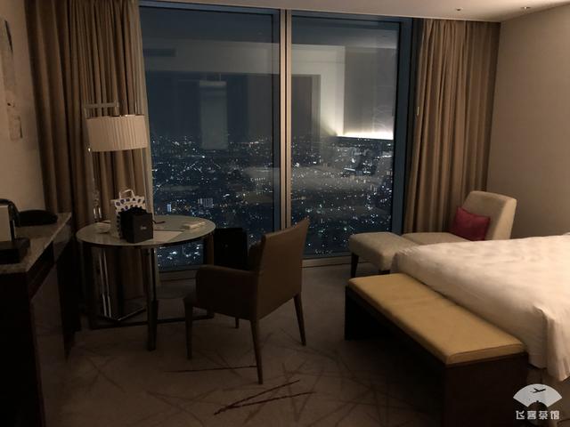 中国小伙入住日本最高的五星酒店,对比来看,这服务态度不得不服