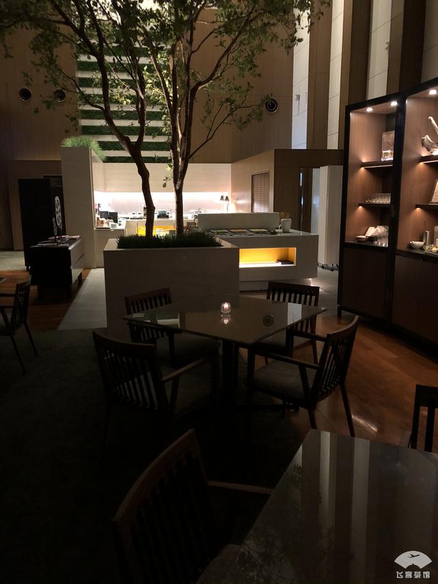 中国小伙入住日本最高的五星酒店,对比来看,这服务态度不得不服