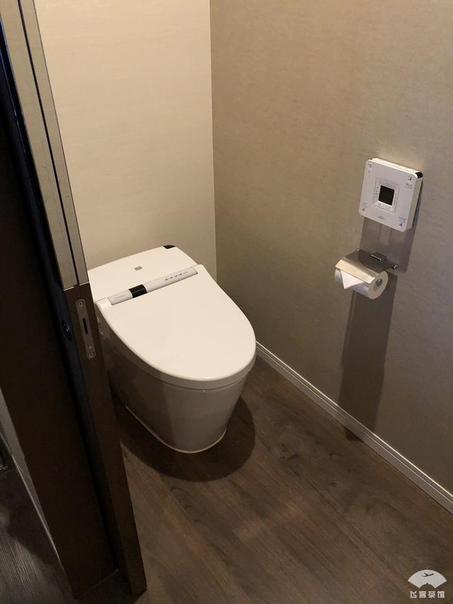 中国小伙入住日本最高的五星酒店,对比来看,这服务态度不得不服