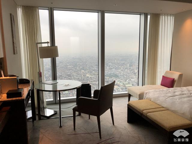 中国小伙入住日本最高的五星酒店,对比来看,这服务态度不得不服